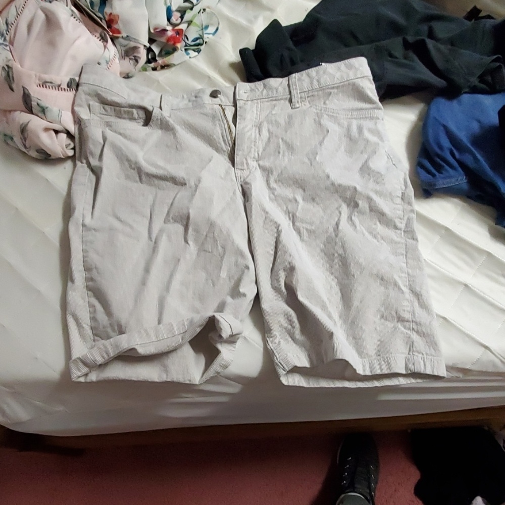 Mid rise Bermuda shorts